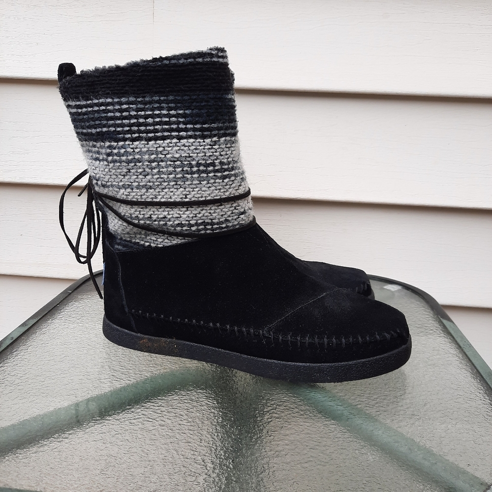 TOMS Nepal Size 6.5 Black & Gray Suede Leather